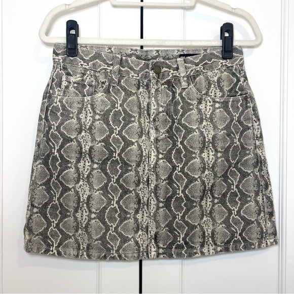 Blank NYC BlankNYC Snakeskin Denim Mini Skirt - Size 27 - Picture 1 of 4
